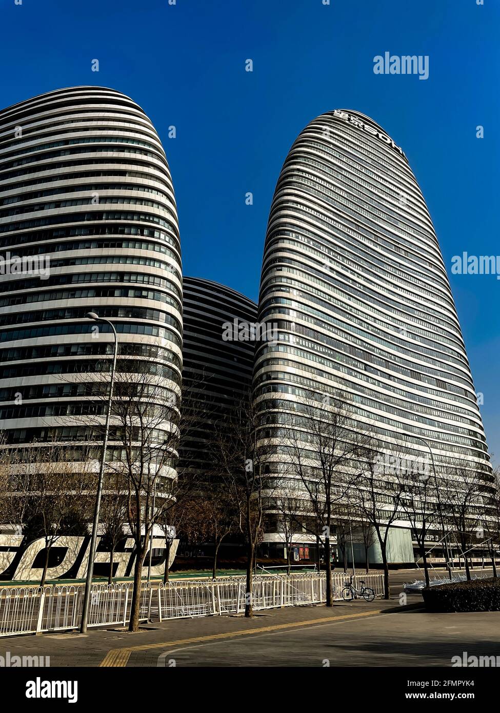 PEKING, CHINA - 2. JANUAR 2021: Wangjing SOHO Gebäudekomplex in Peking, China. Es wurde von Zaha Hadid entworfen und um 2014 Uhr eröffnet Stockfoto