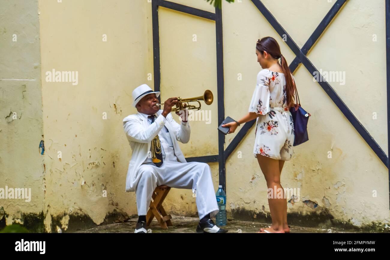 HAVANNA, KUBA - 4. JULI 2017: Nicht identifizierter Mann spielt Trompete auf der Straße von Havanna, Kuba. Straßenmusiker sind in Havanna üblich, wo sie Mus spielen Stockfoto