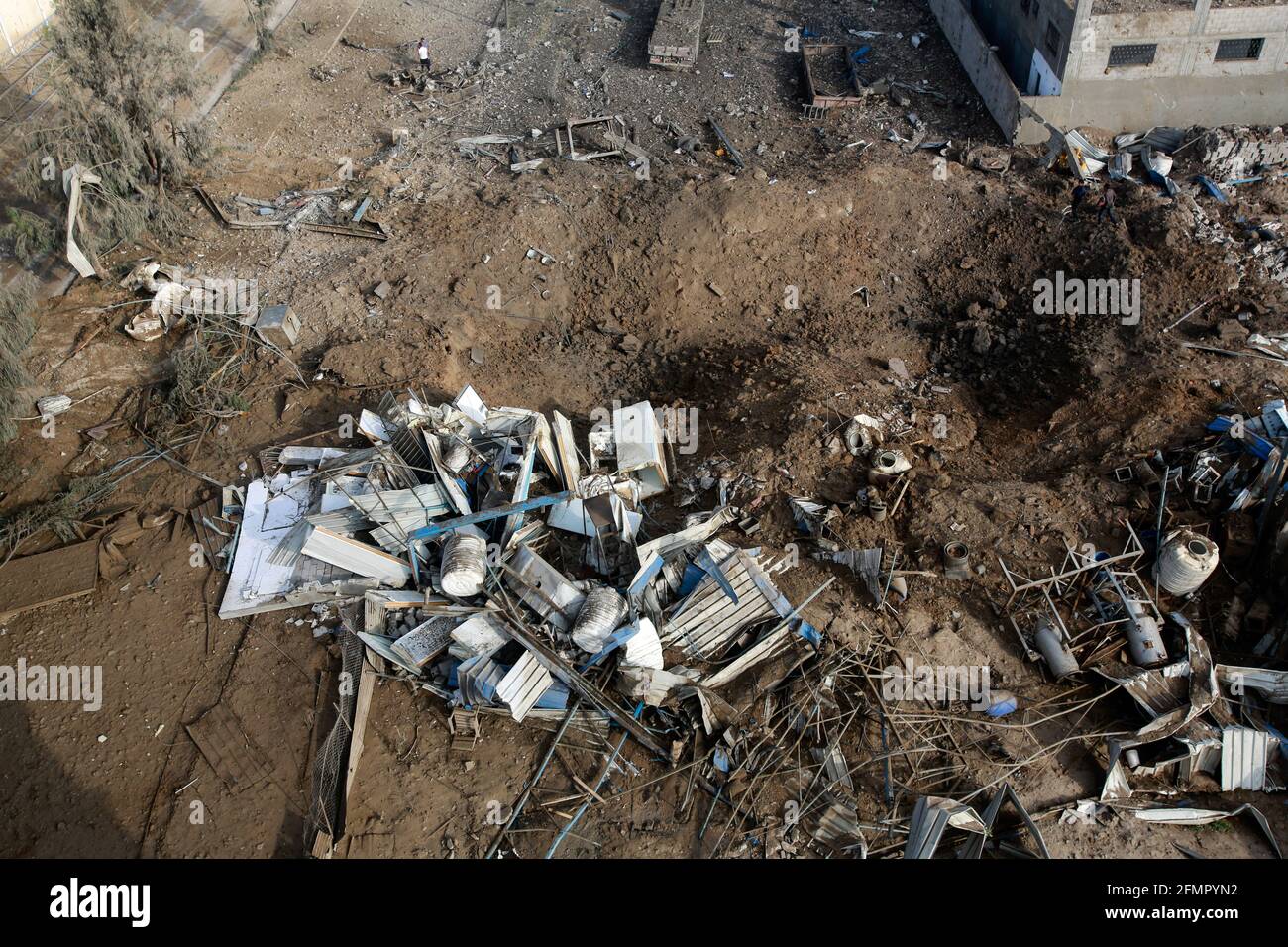 Gaza, Palästina. Mai 2021. Trümmer, die am Standort eines israelischen Luftanschlags gesehen wurden. Palästinenser feuerten ununterbrochen Raketenabwehrraketen auf Israel ab, als das Militär in den frühen Morgenstunden des Dienstags mit Luftangriffen den Gazastreifen in einer dramatischen Eskalation der Zusammenstöße in Jerusalem durchschlug. Explosionen erschütterten Gebäude in ganz Gaza, und Raketensirenen sandten Israelis in viele südliche Städte, die über Nacht nach Schutz suchten. Zwei Palästinenser wurden bei Luftangriffen getötet und mehr als 100 verletzt, sagten palästinensische Beamte. Kredit: SOPA Images Limited/Alamy Live Nachrichten Stockfoto