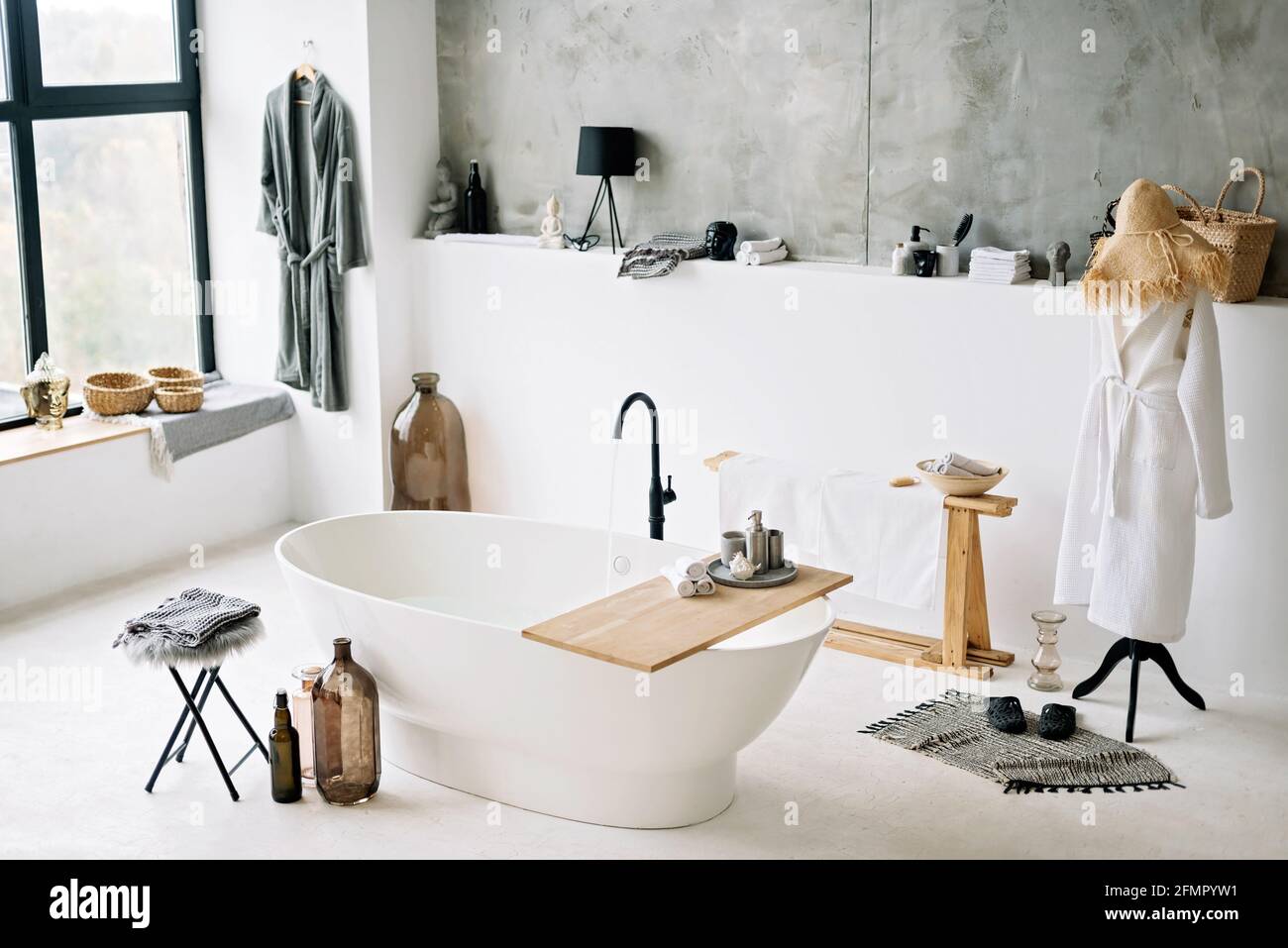 Weißes, modernes Bad in einem modernen Apartment mit stilvollem Loft-Stil, Inneneinrichtung. Weicher, selektiver Fokus. Stockfoto