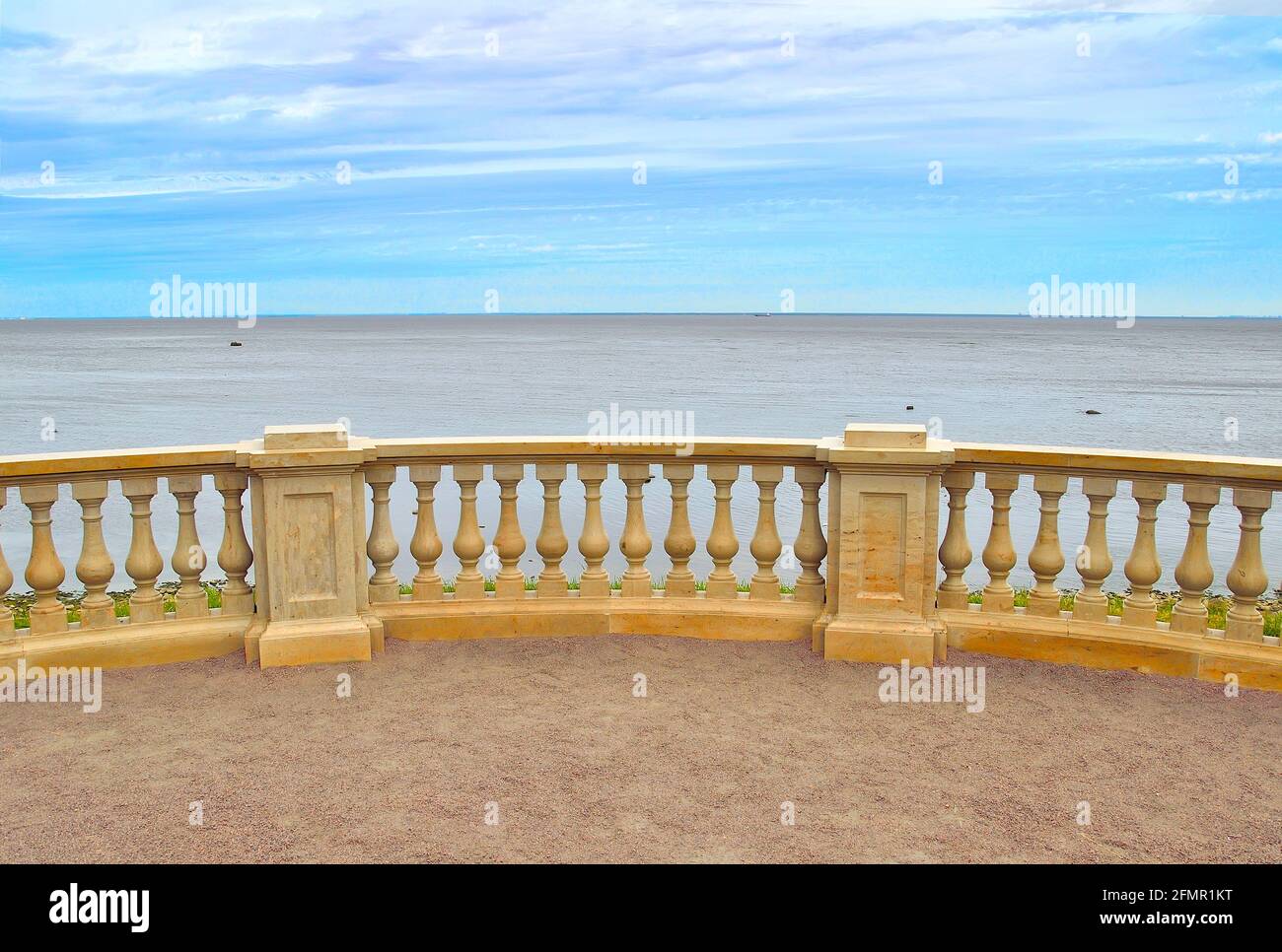 Ufer des Finnischen Meerbusens in Peterhof, Sankt Petersburg, Russland. Blick auf den Finnischen Meerbusen der Ostsee und die steinerne Balustrade der Strandpromenade, Sa Stockfoto