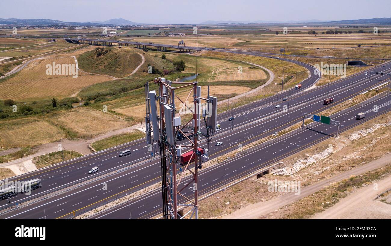 5G-Mobilfunkantenne in der Nähe der Autobahn. Stockfoto