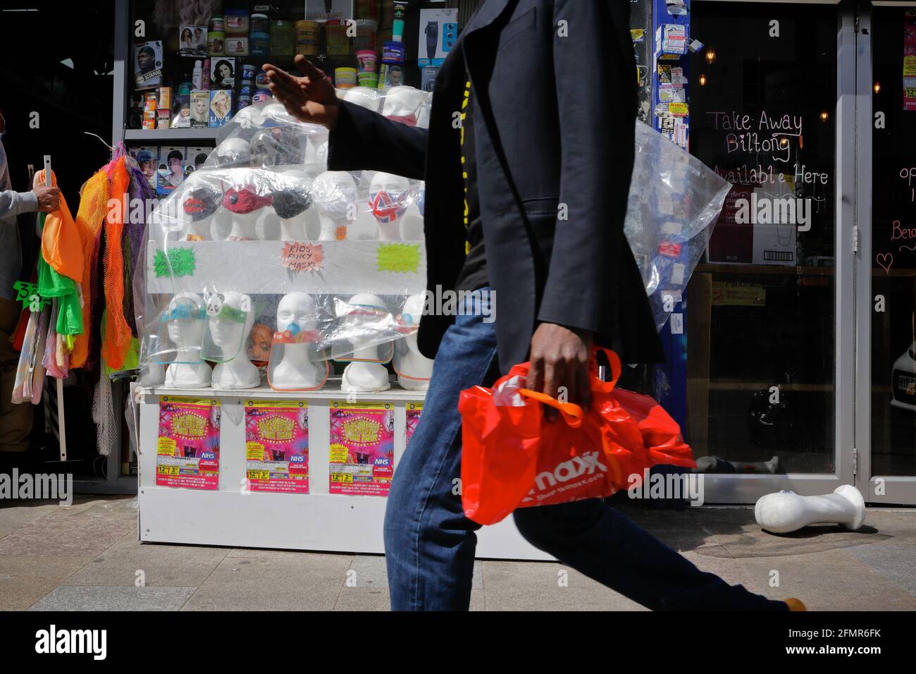 London (UK): Ein Geschäft in der Deptford High Street zeigt während der internationalen Krise eine Auswahl an Gesichtsmasken. Stockfoto