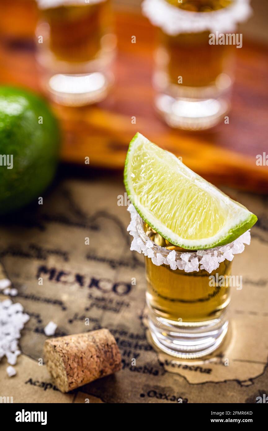 Glas Tequila aus Gold mit einer Karte aus dem alten mexiko Stockfoto