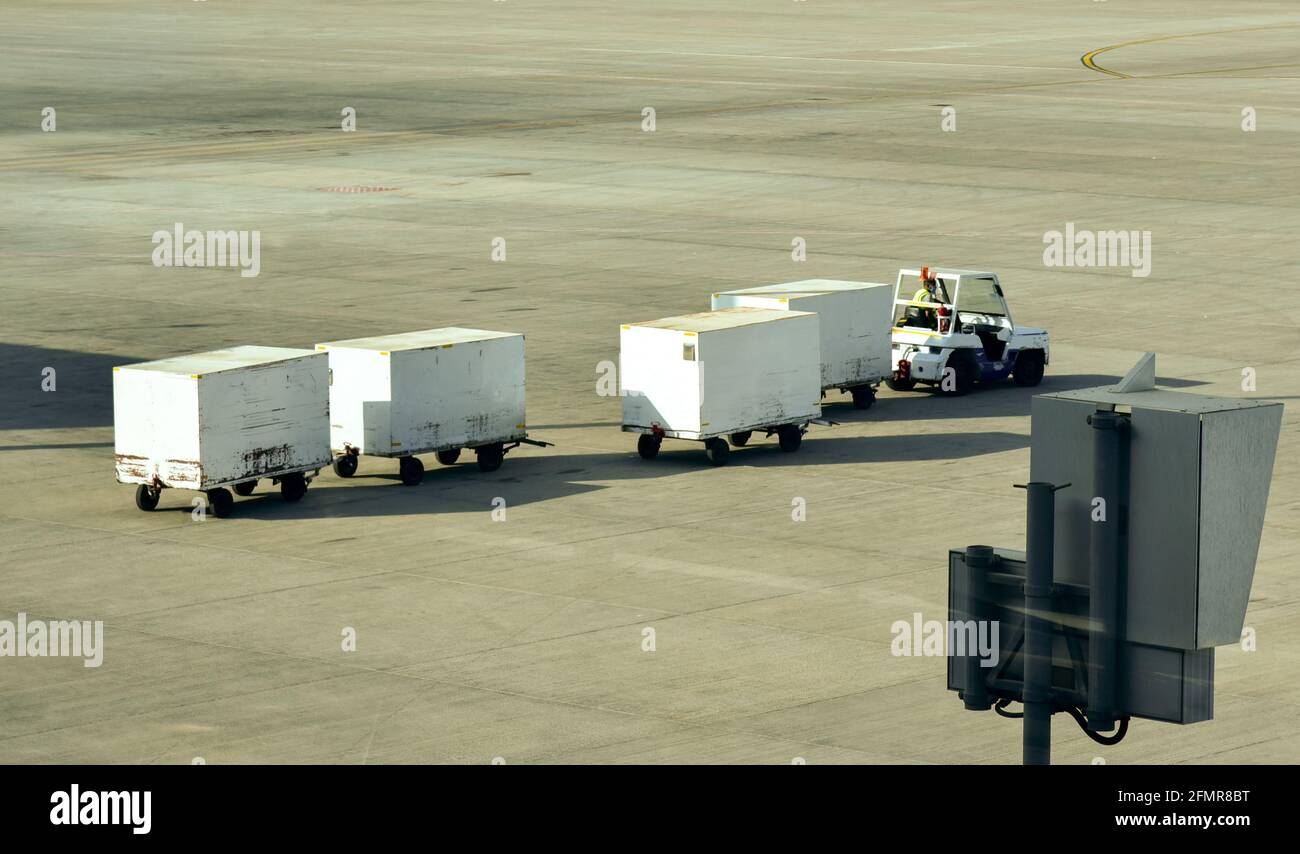 Das Personal trägt das Gepäck auf der Flughafenspur. Stockfoto