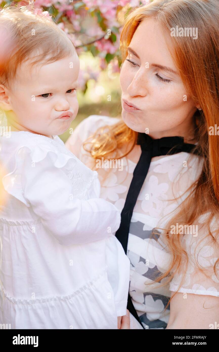 Porträt einer Mutter mit einem Baby Tochter Grimacing spielen Gesicht. Stockfoto