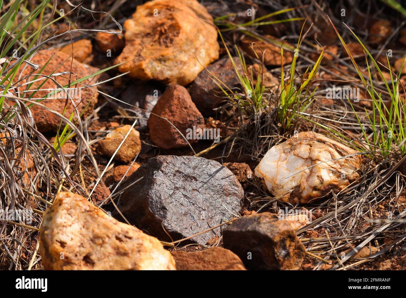 Natürliche Magnetit-Eisenerz-Gesteinsenlagerstätte Mit Quarz Stockfoto