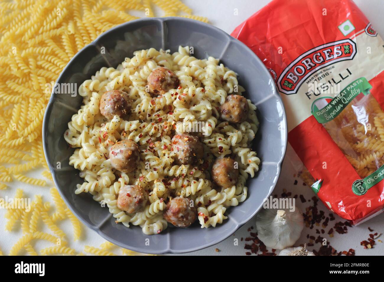 Mumbai, Indien, Mai 11 2021: borges fusilli Hartweizen-Pasta in roter Farbverpackung Stockfoto