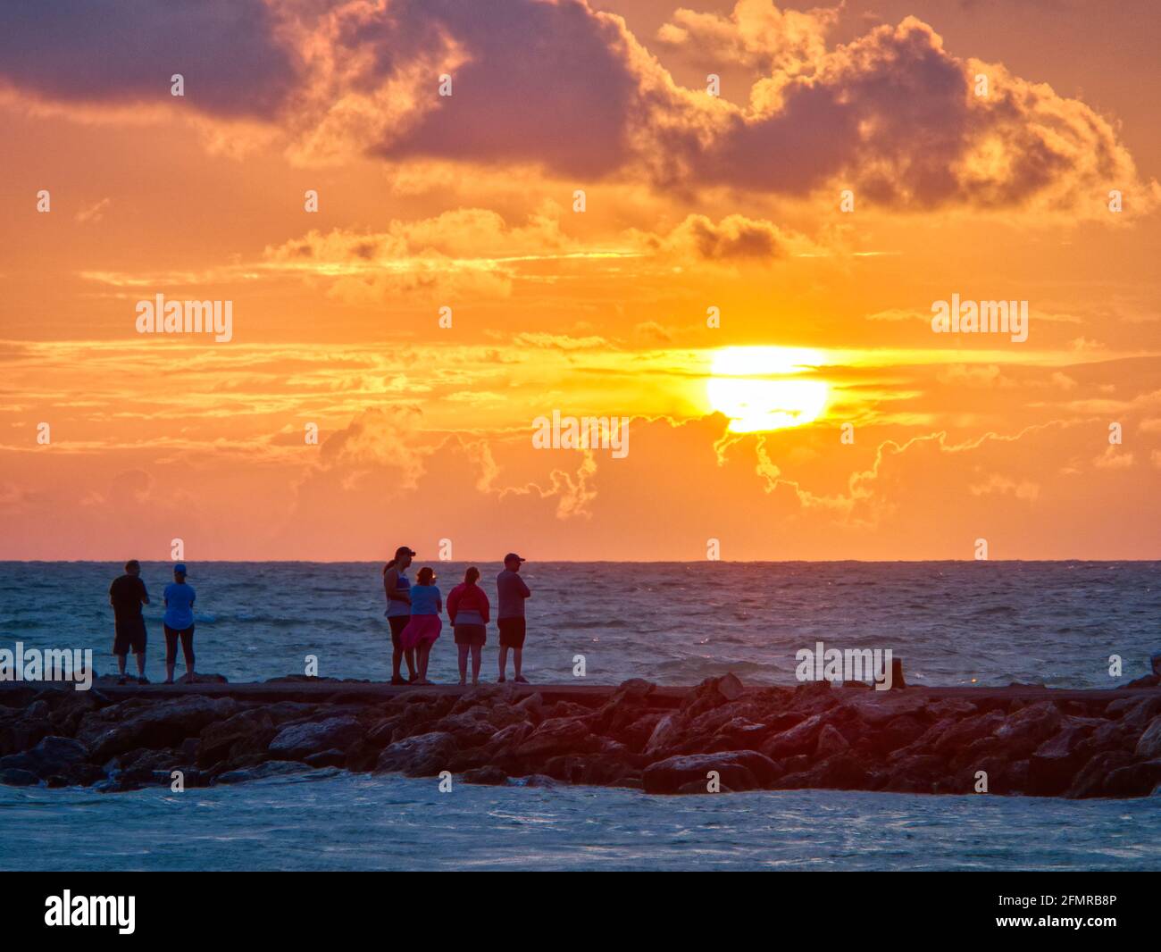 Sonnenuntergang über dem Golf von Mexiko mit Menschen auf der nordsteg in Nokomis Florida USA aus dem Süden Oder der Anlegesteg von Venedig Stockfoto