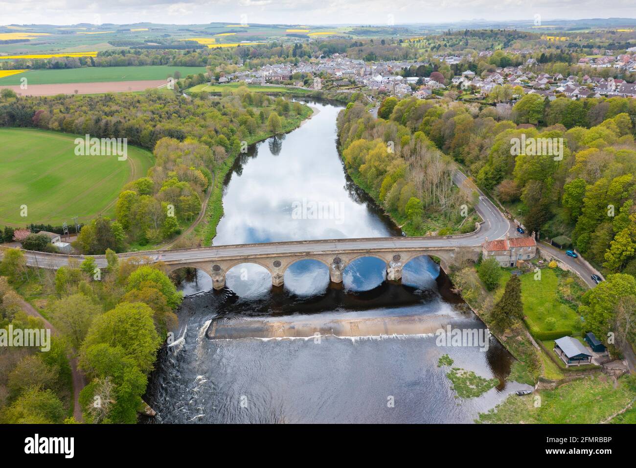 Scottish Borders, Schottland, Großbritannien. 11 Mai 2021. Bilder von schottisch-englischen Grenzübergängen an den schottischen Grenzen heute. Eine harte Grenze zu England ist wahrscheinlich, wenn Schottland für einen Bruch mit dem Vereinigten Königreich stimmen sollte. Nach den schottischen Parlamentswahlen, bei denen die SNP keine Mehrheit im schottischen Parlament erreicht hat, ist die Frage der schottischen Unabhängigkeit wieder in den Nachrichten. Bild: Die Coldstream-Brücke über den Fluss Tweed markiert die Grenze zwischen Schottland und England. Iain Masterton/Alamy Live News Stockfoto Scottish Borders, Schottland, Großbritannien. 11 Mai 2021. Bilder von schottisch-englischen Grenzübergängen an den schottischen Grenzen heute. Eine harte Grenze zu England ist wahrscheinlich, wenn Schottland für einen Bruch mit dem Vereinigten Königreich stimmen sollte. Nach den schottischen Parlamentswahlen, bei denen die SNP keine Mehrheit im schottischen Parlament erreicht hat, ist die Frage der schottischen Unabhängigkeit wieder in den Nachrichten. Bild: Die Coldstream-Brücke über den Fluss Tweed markiert die Grenze zwischen Schottland und England. Iain Masterton/Alamy Live News Stockfoto