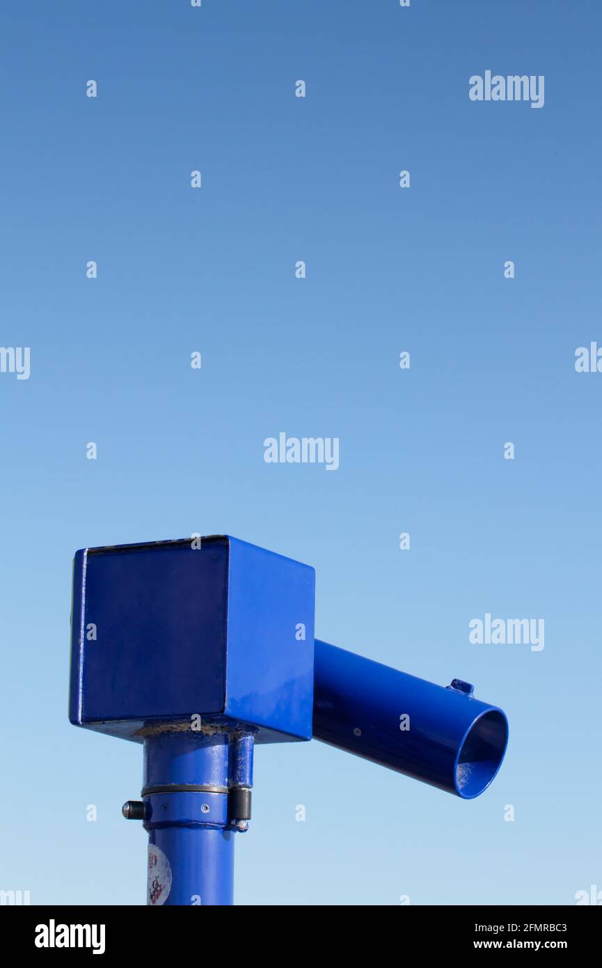 Blue Pay Telescope isoliert gegen EINEN Blue Sky mit Copyspace. Mudeford Quay Großbritannien Stockfoto