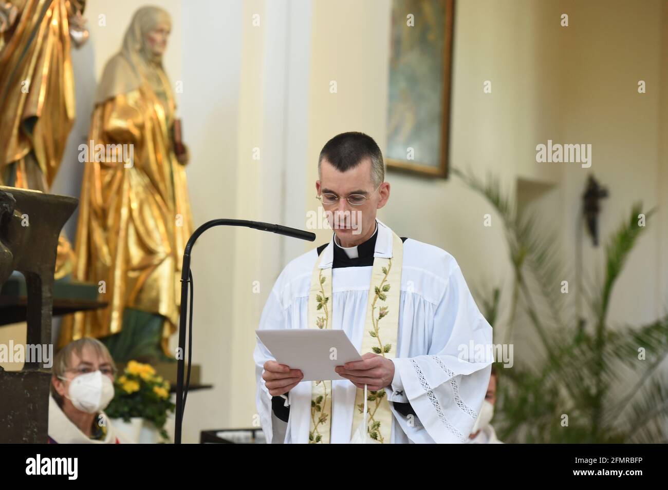 München, Deutschland. Mai 2021. Bei einem katholischen Gottesdienst mit der Segnung homosexueller Paare im Rahmen einer bundesweiten Kampagne spricht Pfarrer Wolfgang Rothe in der Kirche St. Benedikt. Unter dem Motto #liebeinnt laden Pfarrer in ganz Deutschland rund um den 10. Mai zu Gottesdiensten ein, in denen homosexuelle Paare gesegnet werden können. Es handelt sich um eine Protestaktion gegen einen kürzlich veröffentlichten Brief, in dem der Vatikan diese Segnungen verboten hat. Quelle: Felix Hörhager/dpa/Alamy Live News Stockfoto