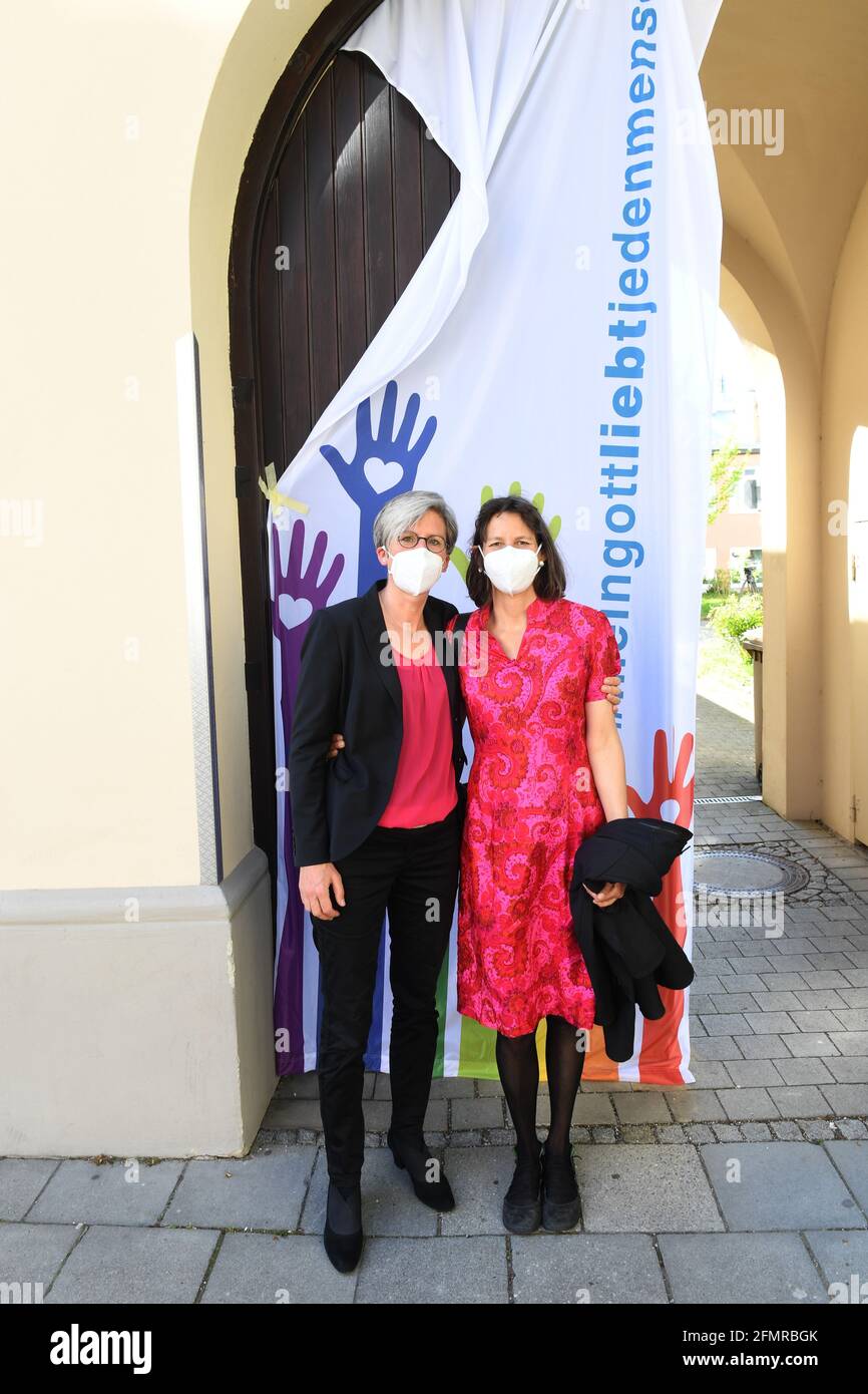 München, Deutschland. Mai 2021. Das Ehepaar Christine Walter (l.) und Almut Münster zeigen sich vor einem katholischen Gottesdienst mit Segnung homosexueller Paare im Rahmen einer bundesweiten Aktion vor der Kirche St. Benedikt. Unter dem Motto #liebeinnt laden Pfarrer in ganz Deutschland um den 10. Mai zu Gottesdiensten ein, in denen homosexuelle Paare gesegnet werden können. Es handelt sich um eine Protestaktion gegen einen kürzlich veröffentlichten Brief, in dem der Vatikan diese Segnungen verboten hat. Quelle: Felix Hörhager/dpa/Alamy Live News Stockfoto
