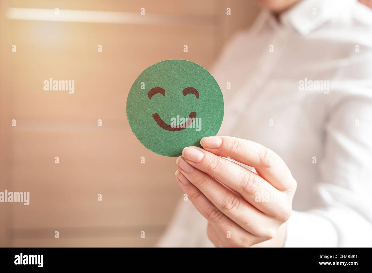 Hand Auswahl grünen Papier schneiden glücklich Lächeln Gesicht. Feedback, Bewertung und positive Kundenbewertung, Erfahrung, Zufriedenheitsumfrage Stockfoto