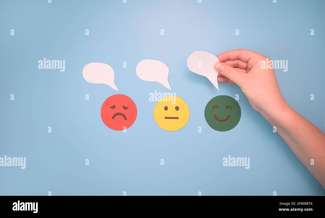 Hand Auswahl grünen Papier schneiden glücklich Lächeln Gesicht. Feedback, Bewertung und positive Kundenbewertung, Erfahrung, Zufriedenheitsumfrage Stockfoto