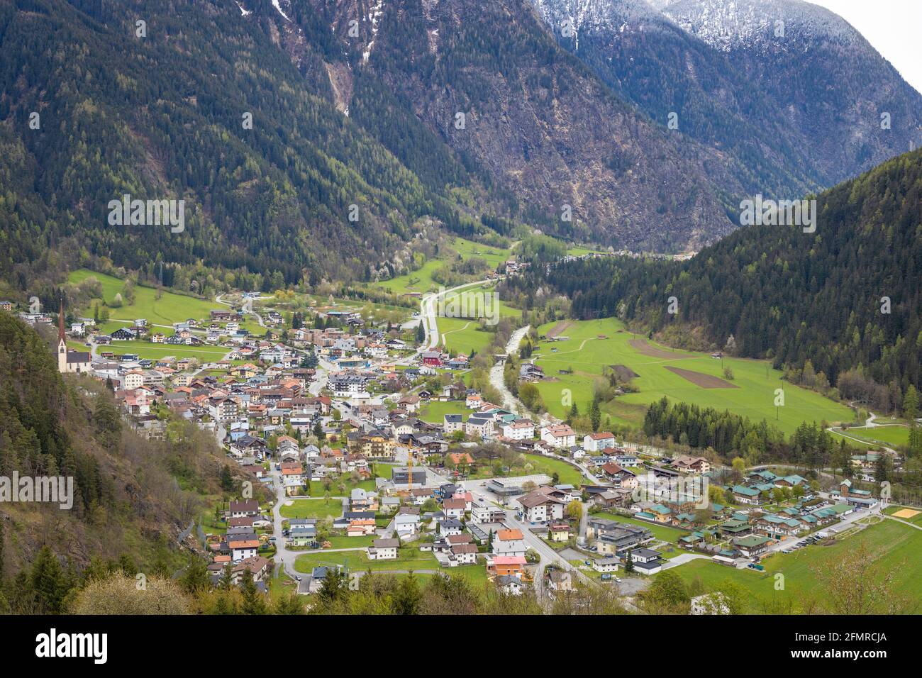 Blick auf das Dorf Ötz im Ötztal in Österreich Stockfoto