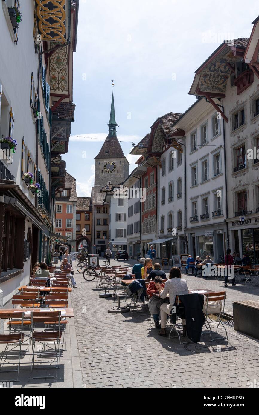 Aarau, Schweiz - 28. April 2021: In den Restaurants der historischen Altstadt von Aarau genießen die Menschen einen Drink und eine Mahlzeit Stockfoto