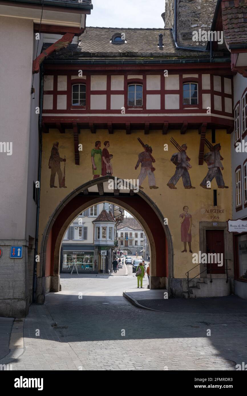 Aarau, Schweiz - 28. April 2021: Das historische mittelalterliche Stadttor Obertor in der Altstadt von Aarau Stockfoto