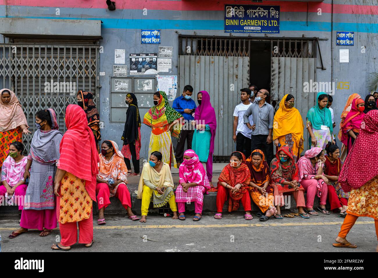 Dhaka, Bangladesch. Mai 2021. Bekleidungsarbeiter von Binni Garments Ltd blockieren die Straße in der Fabrik und fordern die Zahlung der fälligen Löhne und Eid-Bonus. Kredit: SOPA Images Limited/Alamy Live Nachrichten Stockfoto