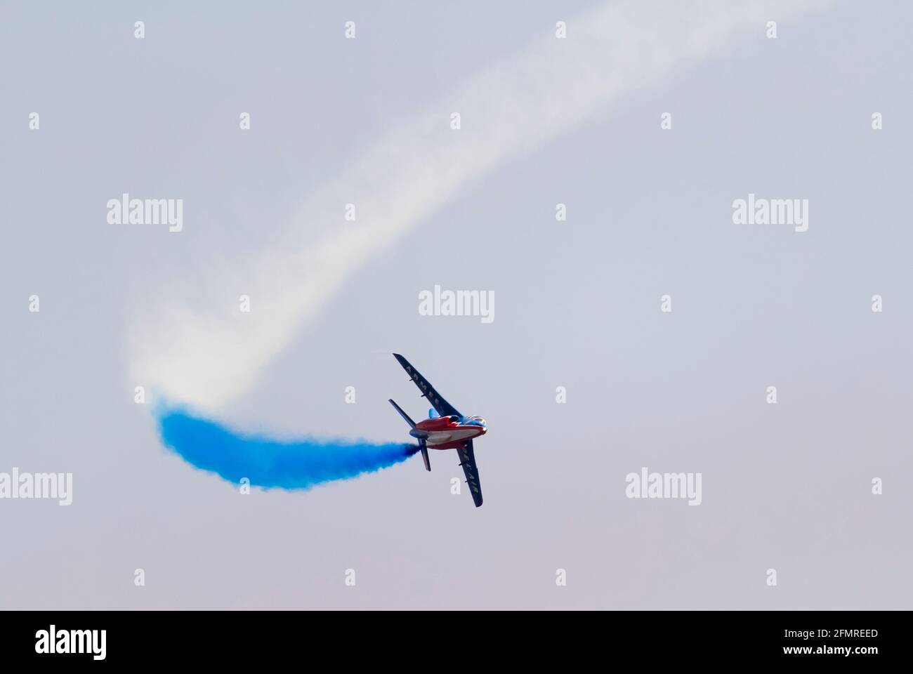 BARCELONA - 2. OKTOBER: Nicht identifizierte Piloten führen Akrobatik während der Luftflugzeugausstellung Festa al Cel Festival, am 2. Oktober 2011, in Barcelon Stockfoto