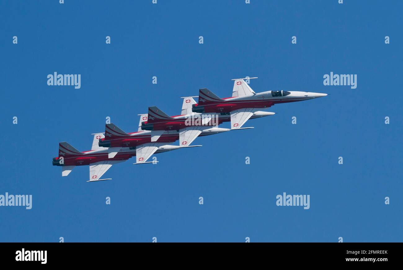 BARCELONA - 2. OKTOBER: Nicht identifizierte Piloten führen Akrobatik während der Luftflugzeugausstellung Festa al Cel Festival, am 2. Oktober 2011, in Barcelon Stockfoto
