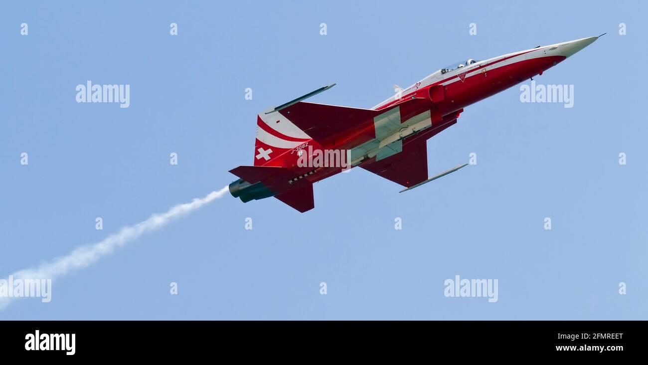 BARCELONA - 2. OKTOBER: Nicht identifizierte Piloten führen Akrobatik während der Luftflugzeugausstellung Festa al Cel Festival, am 2. Oktober 2011, in Barcelon Stockfoto