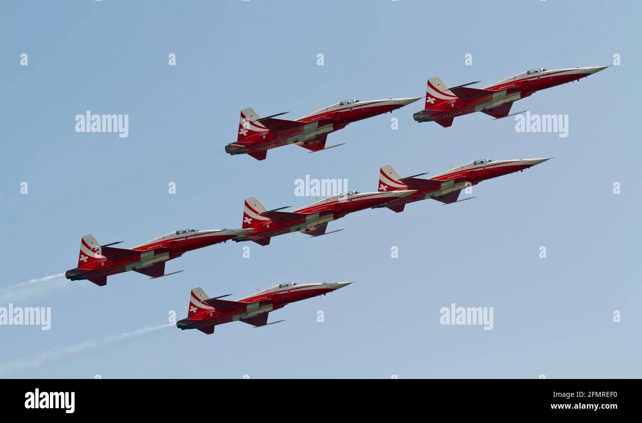 BARCELONA - 2. OKTOBER: Nicht identifizierte Piloten führen Akrobatik während der Luftflugzeugausstellung Festa al Cel Festival, am 2. Oktober 2011, in Barcelon Stockfoto