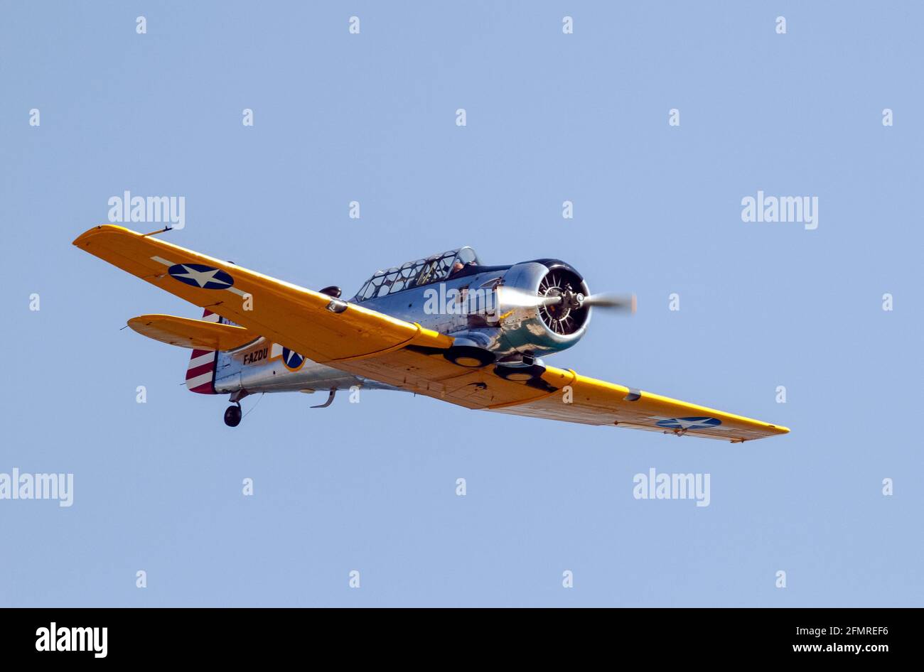 BARCELONA - 2. OKTOBER: Nicht identifizierte Piloten führen Akrobatik während der Luftflugzeugausstellung Festa al Cel Festival, am 2. Oktober 2011, in Barcelon Stockfoto