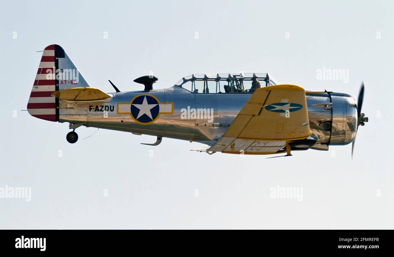 BARCELONA - 2. OKTOBER: Nicht identifizierte Piloten führen Akrobatik während der Luftflugzeugausstellung Festa al Cel Festival, am 2. Oktober 2011, in Barcelon Stockfoto