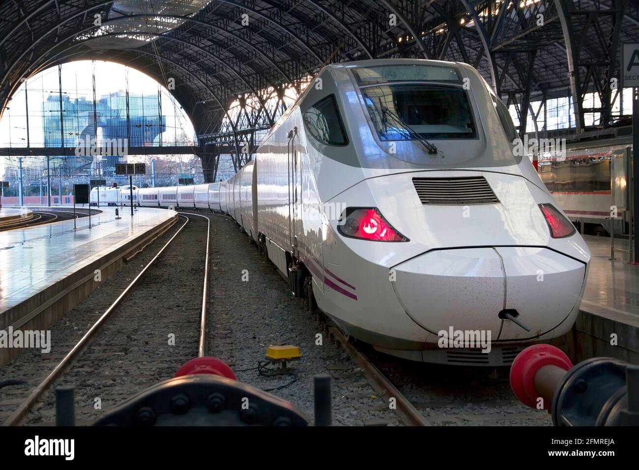 BARCELONA, SPANIEN - JANUAR 08: Hochgeschwindigkeitszug, TGV, geparkt am Bahnhof in Frankreich, Barcelona. Aufgenommen in Barcelona am 08. Januar 2012 Stockfoto