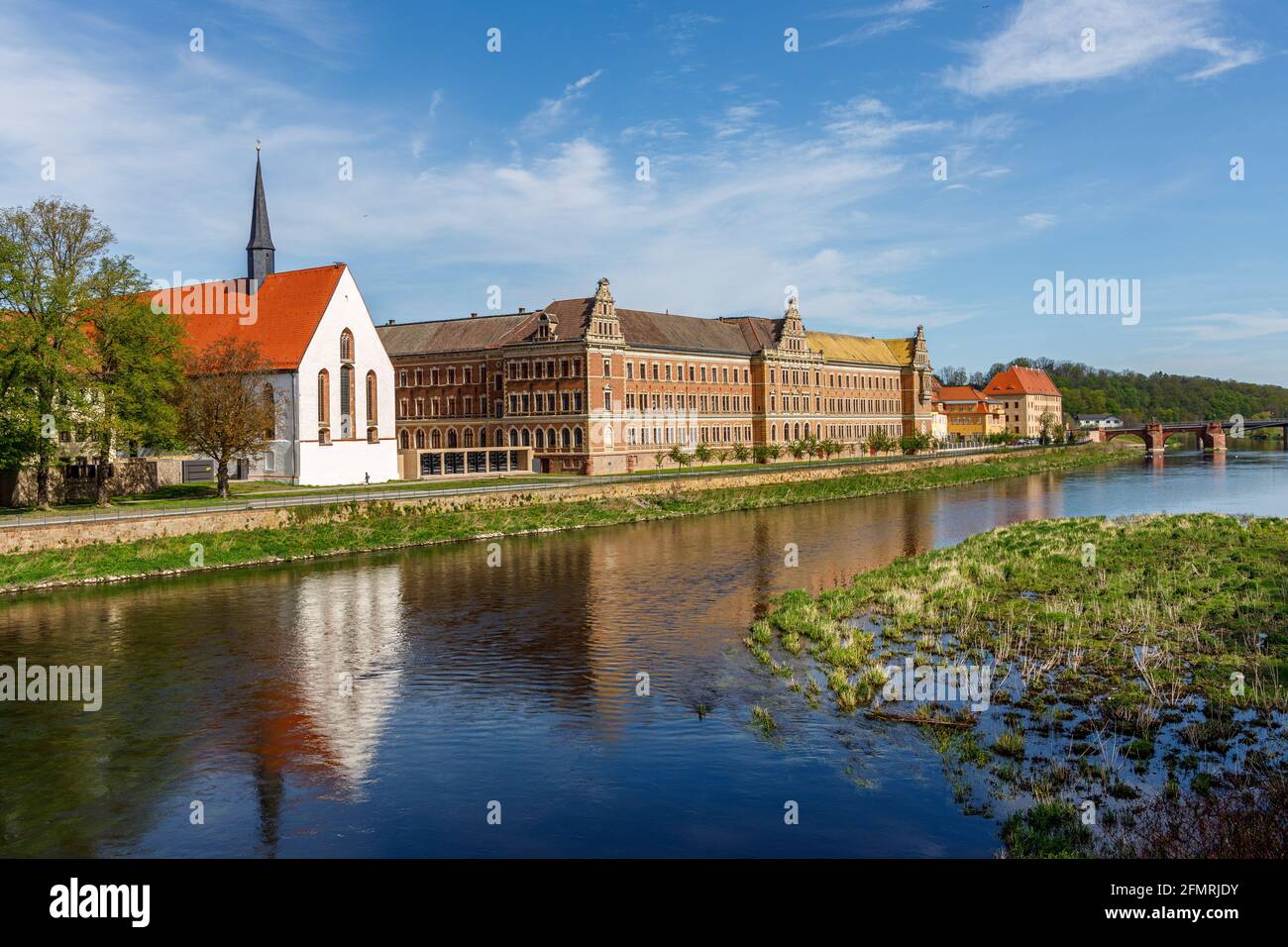Grimma, Sachsen, Deutschland- 05 11 2021, die kleine Stadt an der Mulde ist bekannt als die "Perle des Muldetals"-moderne Hochwasserschutzmauer in der Stockfoto