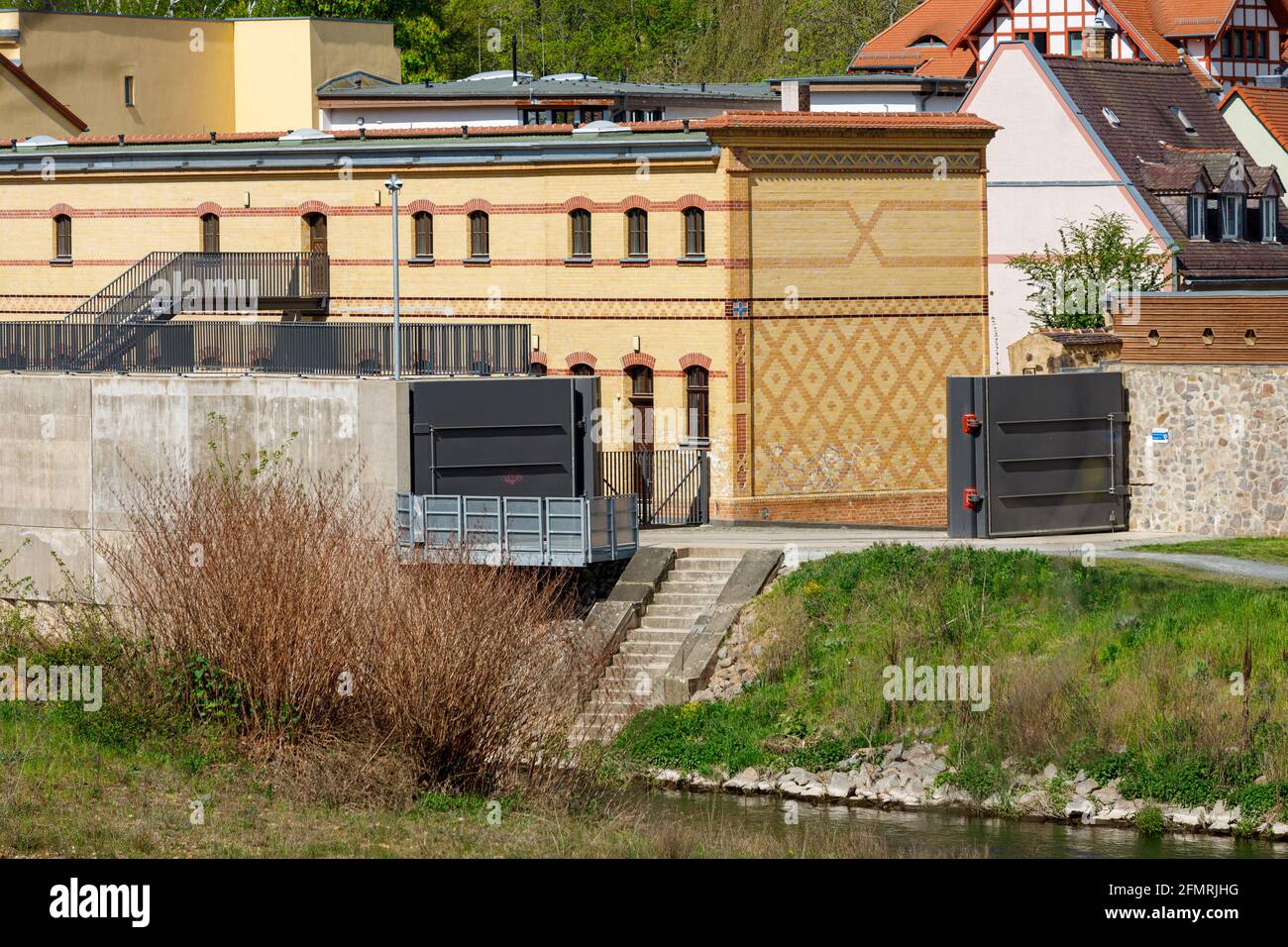 Grimma, Sachsen, Deutschland- 05 11 2021, die kleine Stadt an der Mulde ist bekannt als die "Perle des Muldetals"-moderne Hochwasserschutzmauer in der Stockfoto