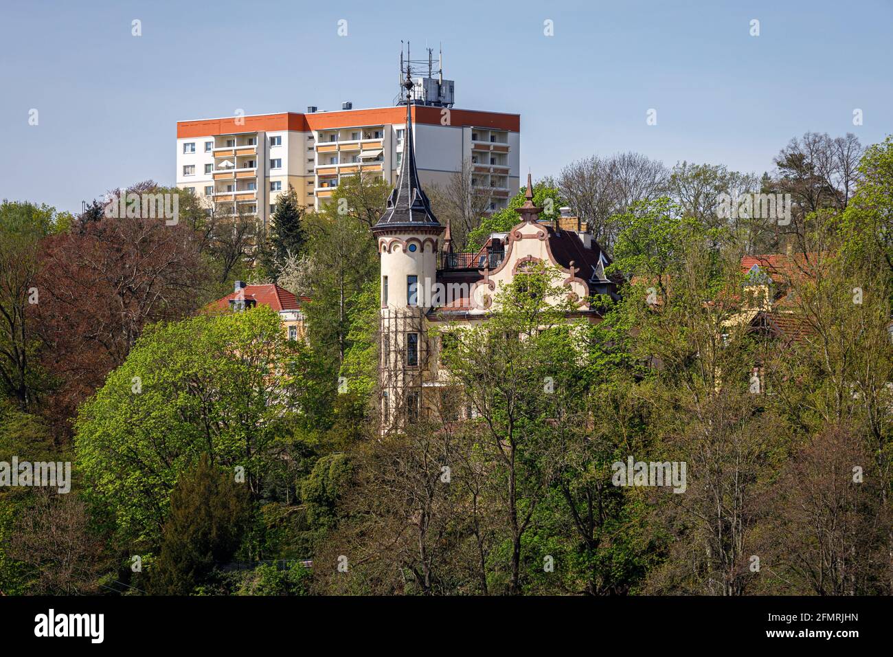 Grimma, Sachsen, Deutschland- 05 11 2021, die kleine Stadt an der Mulde ist bekannt als die "Perle des Muldetals"-moderne Hochwasserschutzmauer in der Stockfoto