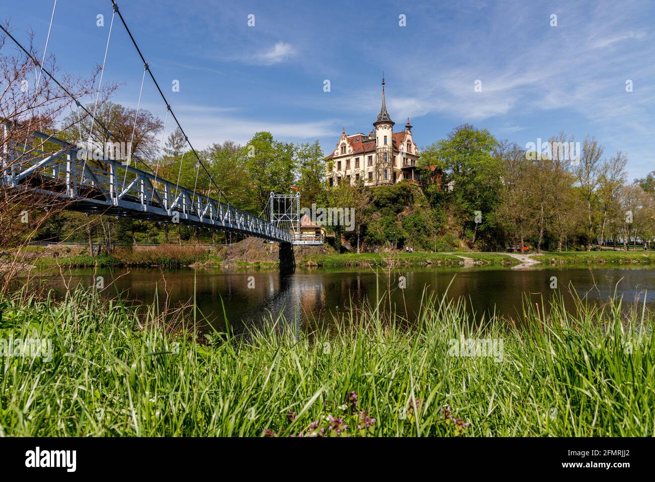 Grimma, Sachsen, Deutschland- 05 11 2021, die kleine Stadt an der Mulde ist bekannt als die "Perle des Muldetals"- Hängebrücke in der Nähe der Geschichte Stockfoto