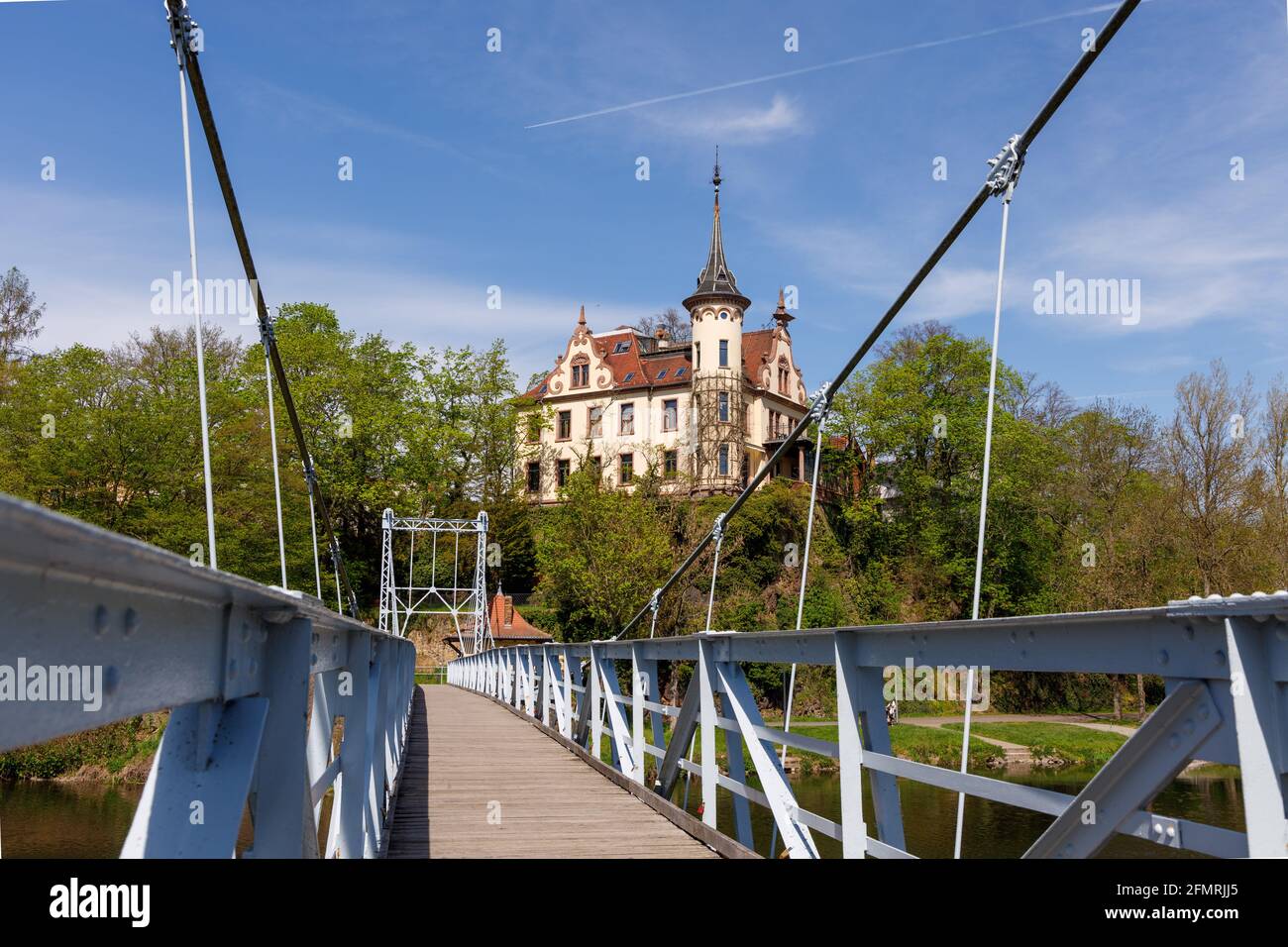 Grimma, Sachsen, Deutschland- 05 11 2021, die kleine Stadt an der Mulde ist bekannt als die "Perle des Muldetals"- Hängebrücke in der Nähe der Geschichte Stockfoto
