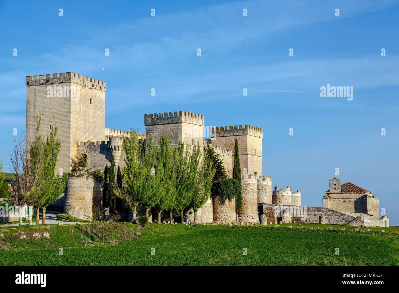 Schloss und mittelalterliche Kirche in Ampudia Palencia Provinz, Spanien Stockfoto