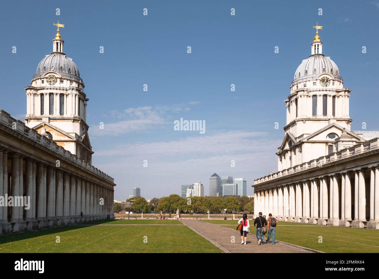 LONDON, Großbritannien - 03. Oktober 2011. Zwillingstürme des Old Royal Naval College, National Maritime Museum, Greenwich. Canary Wharf ist am Horizont zu sehen Stockfoto