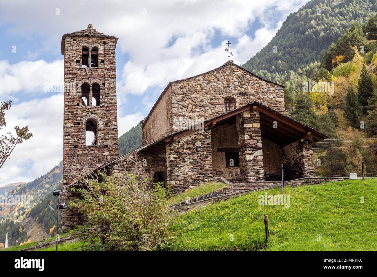 Sant Joan de Caselles (Canillo, Andorra). Romanische Kirche bauen im 12. Jahrhundert. Stockfoto