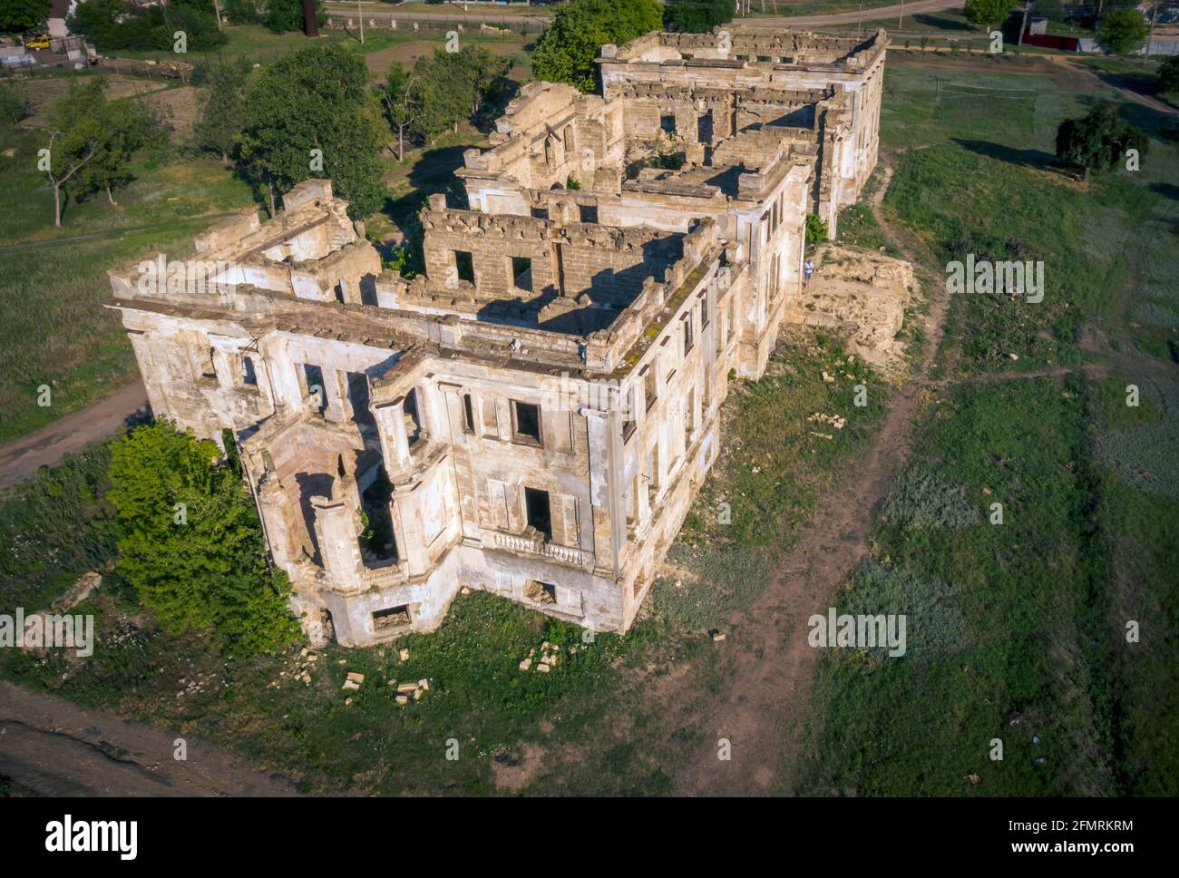 Luftpanorama der mittelalterlichen Ruinen Dubiecki Herrenhaus befindet Dorf Vasylivka. Region Odessa, Ukraine, Drohnenaufnahmen. Stockfoto