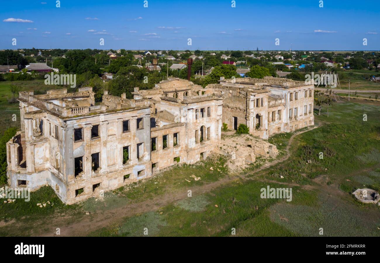 Panorama der mittelalterlichen Ruinen Dubiecki Herrenhaus befindet Dorf Vasylivka. Region Odessa, Ukraine, Drohnenaufnahmen. Stockfoto