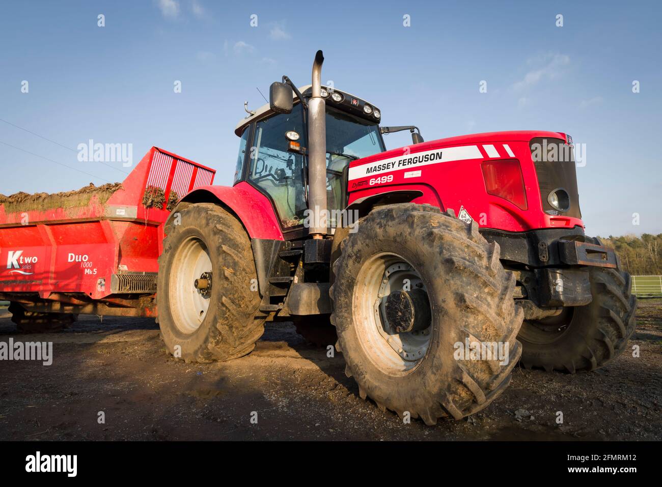 BUCKINGHAMSHIRE, Großbritannien - 07. März 2021. Nahaufnahme eines Massey Ferguson Dyna-6 Traktors, der einen Anhänger auf einem britischen Bauernhof schleppt. Landwirtschaft und schwere landwirtschaftliche Machi Stockfoto
