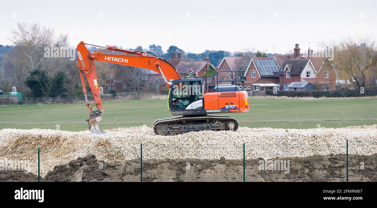 BUCKINGHAMSHIRE, Großbritannien - 13. Februar 2021. Schwere Maschinen auf einer Eisenbahnbaustelle in der Nähe des Dorfes Verney Junction. Eisenbahnprojekt East West, Winslow, Stockfoto