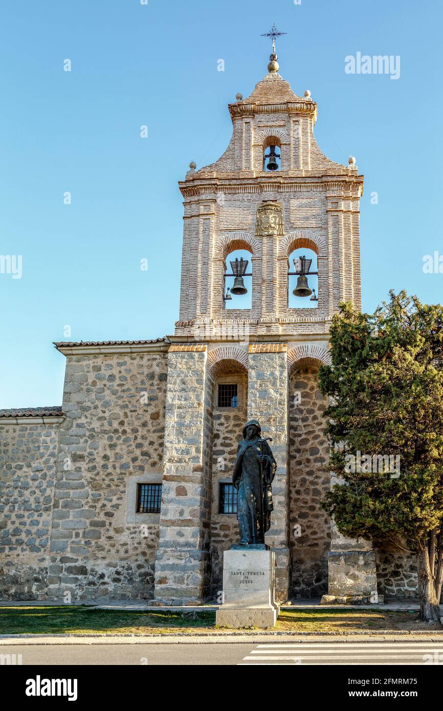 Avila, Spanien - 18. April 2014: Skulptur der heiligen Teresa von Jesus in Avila, Bronze an den Toren des Klosters der Menschwerdung. Spanien Stockfoto