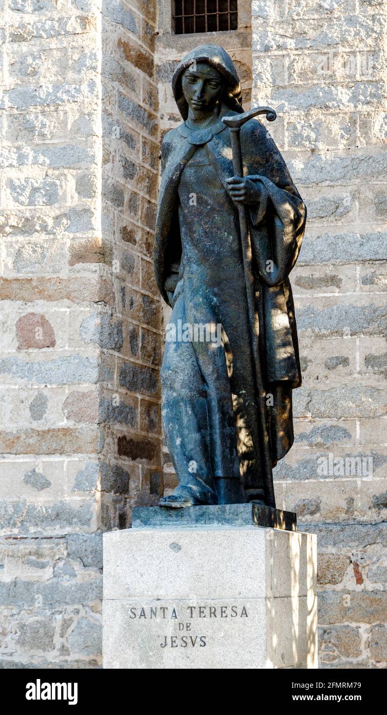 Avila, Spanien - 18. April 2014: Skulptur der heiligen Teresa von Jesus in Avila, Bronze an den Toren des Klosters der Menschwerdung. Spanien Stockfoto
