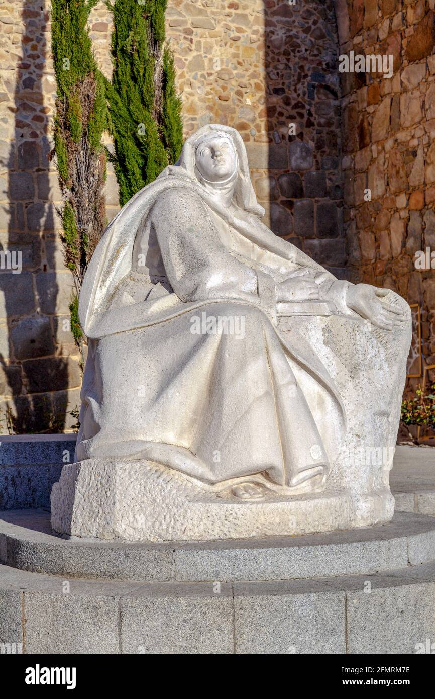 Avila, Spanien - 18. April 2014: Denkmal der heiligen Teresa von Avila, aufgestellt zusammen mit der Südwand der Stadt Stockfoto