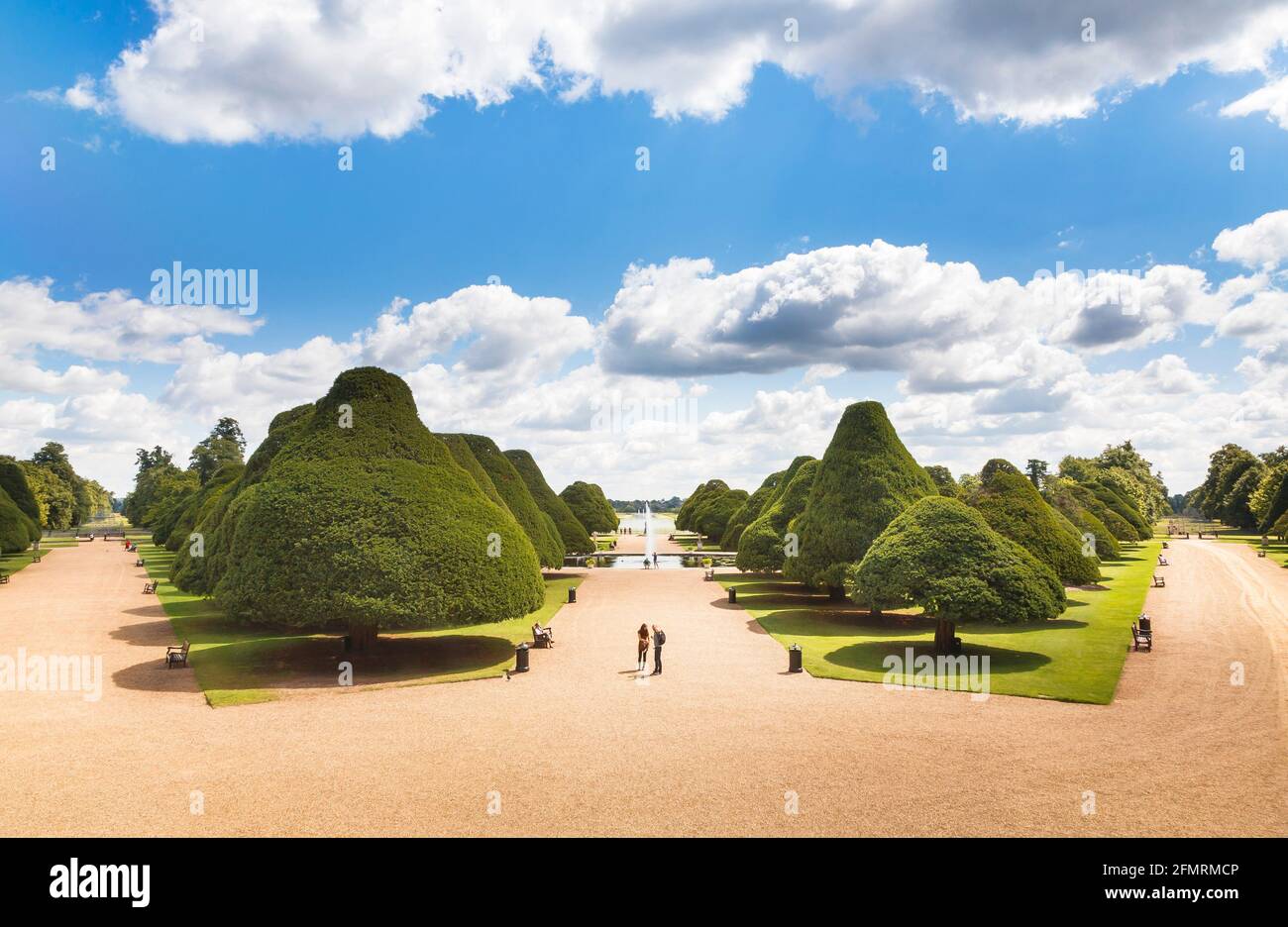 LONDON, Großbritannien - 22. Juli 2011. Touristen, die den Great Fountain Garden in den Hampton Court Palace Gardens besuchen Stockfoto