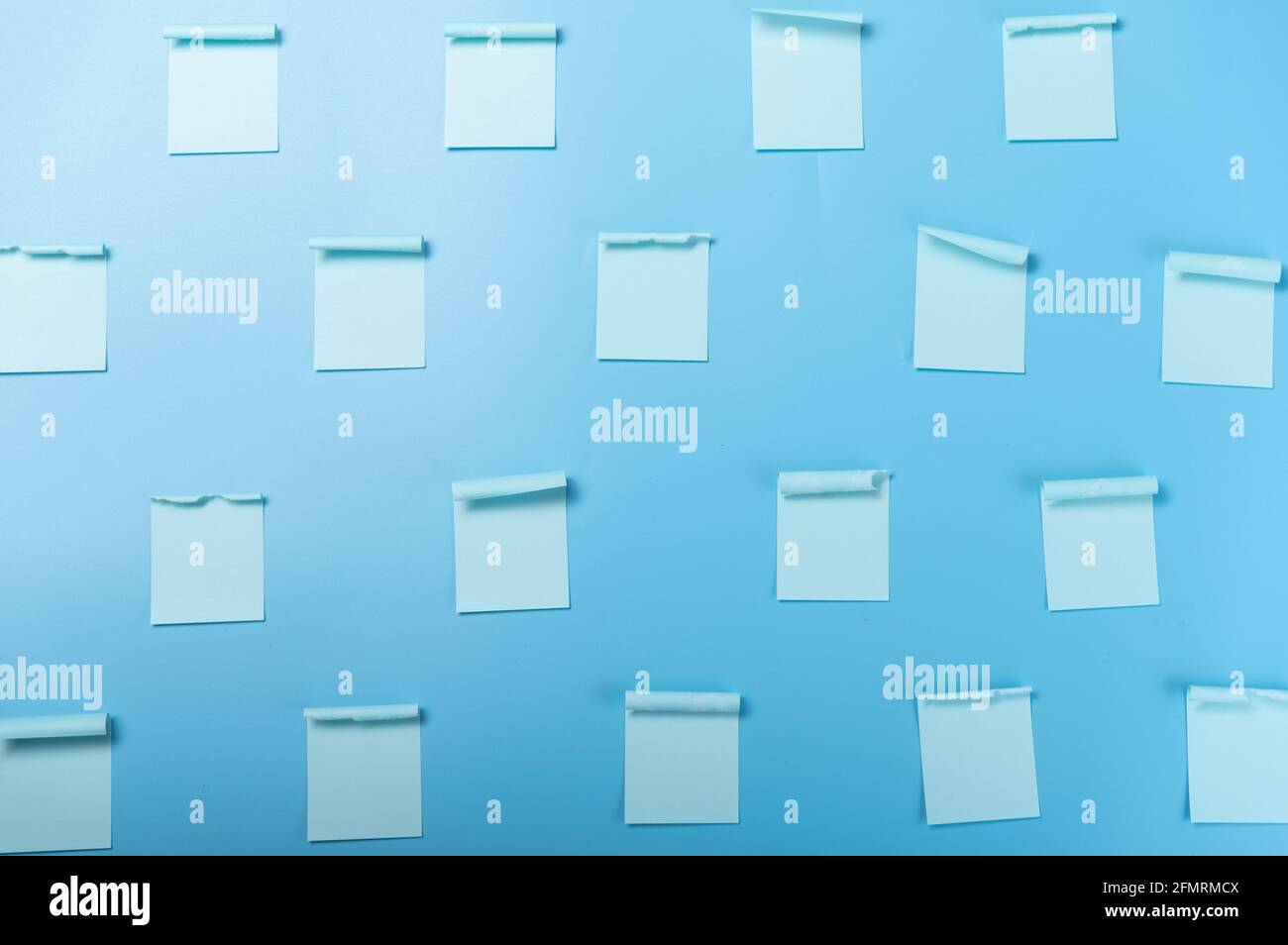 Viele leere Aufkleber. Blaue Aufkleber auf blauem Hintergrund. Hintergrund von Aufklebern. Stockfoto