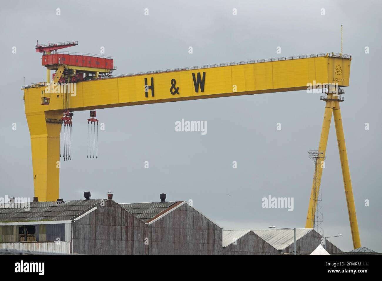 Belfast, Nordirland - 6. Juni 2019: An einem bewölkten Tag wird in der Harland & Wolff Werft ein historischer Schiffskran namens Goliath gezeigt. Stockfoto