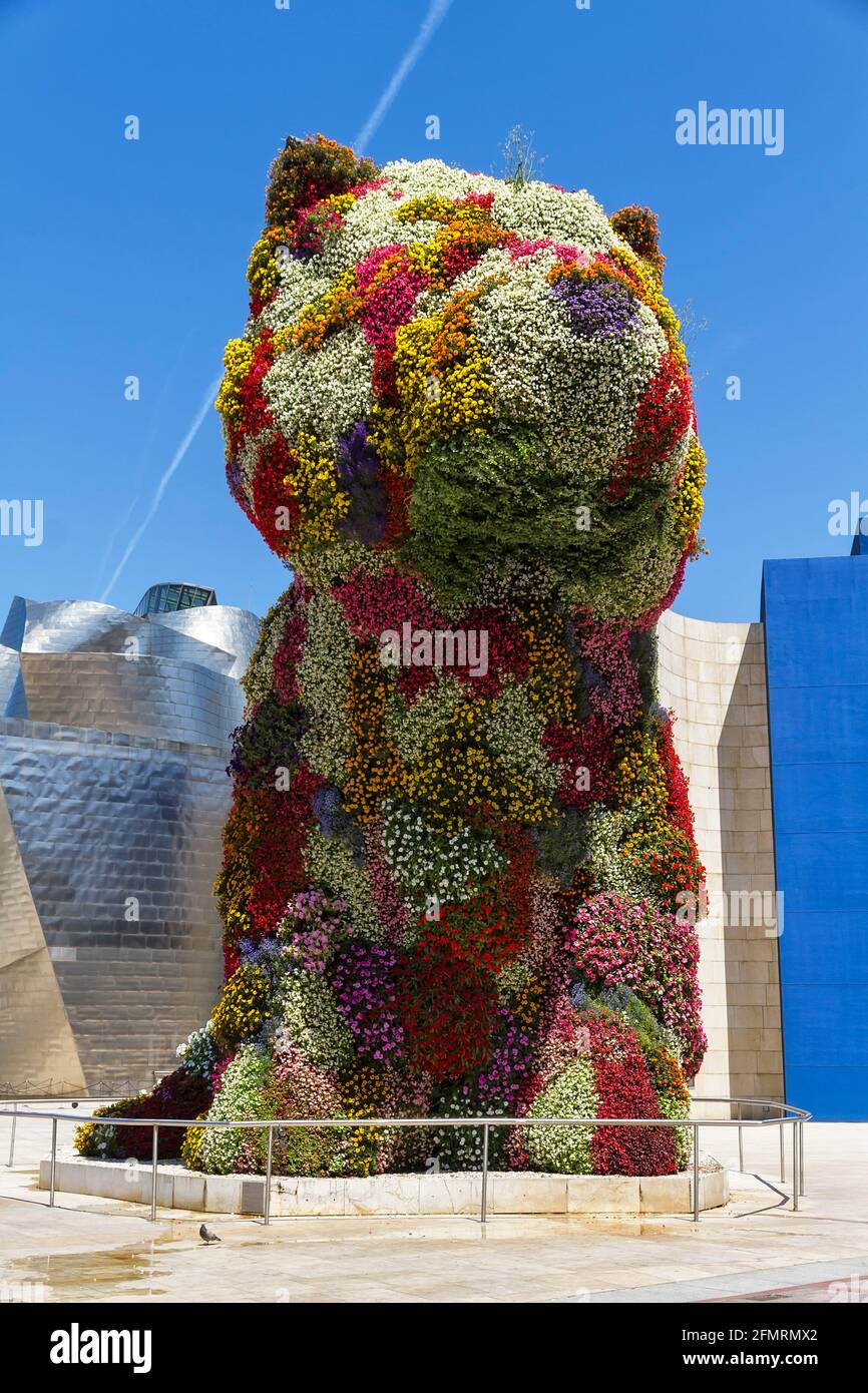BILBAO, SPANIEN - 08. AUGUST: Die riesige florale Skulptur 'Puppy' am 08. August 2012 in Bilbao, Spanien. Der Hund ist ein Werk von Jeff Koons, das vor der Tür steht Stockfoto