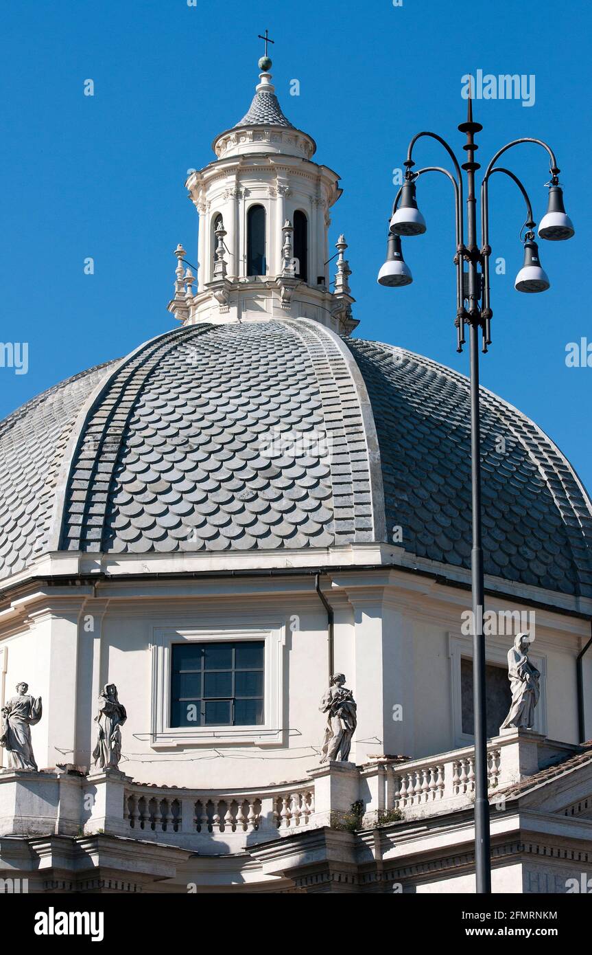 Kuppel (von Carlo Fontana) der Kirche Santa Maria dei Miracoli auf der Piazza del Popolo, Rom, Latium, Italien Stockfoto